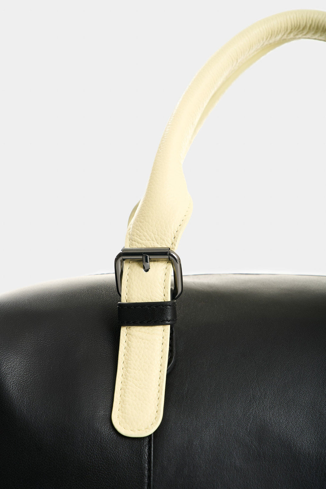 BOWLING FLOWERS IN BLACK LEATHER