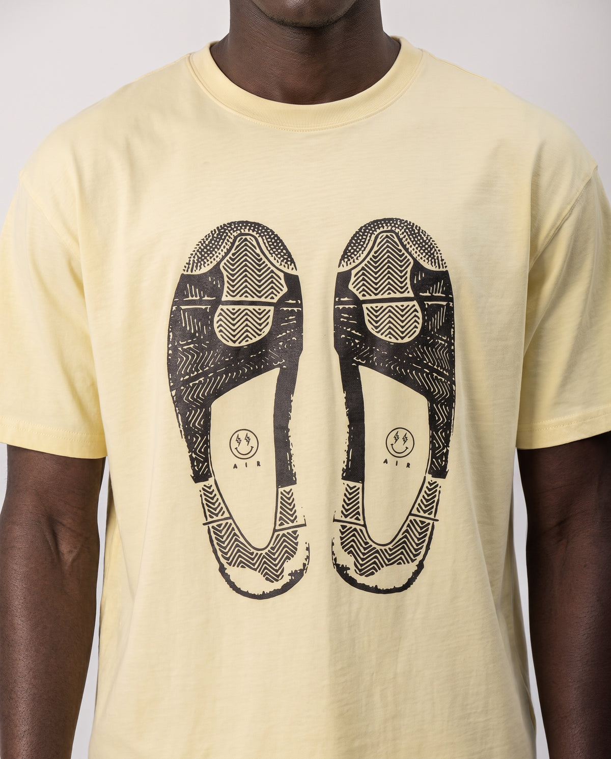 J BALVIN J4 SNEAKER PRINT TEE YELLOW