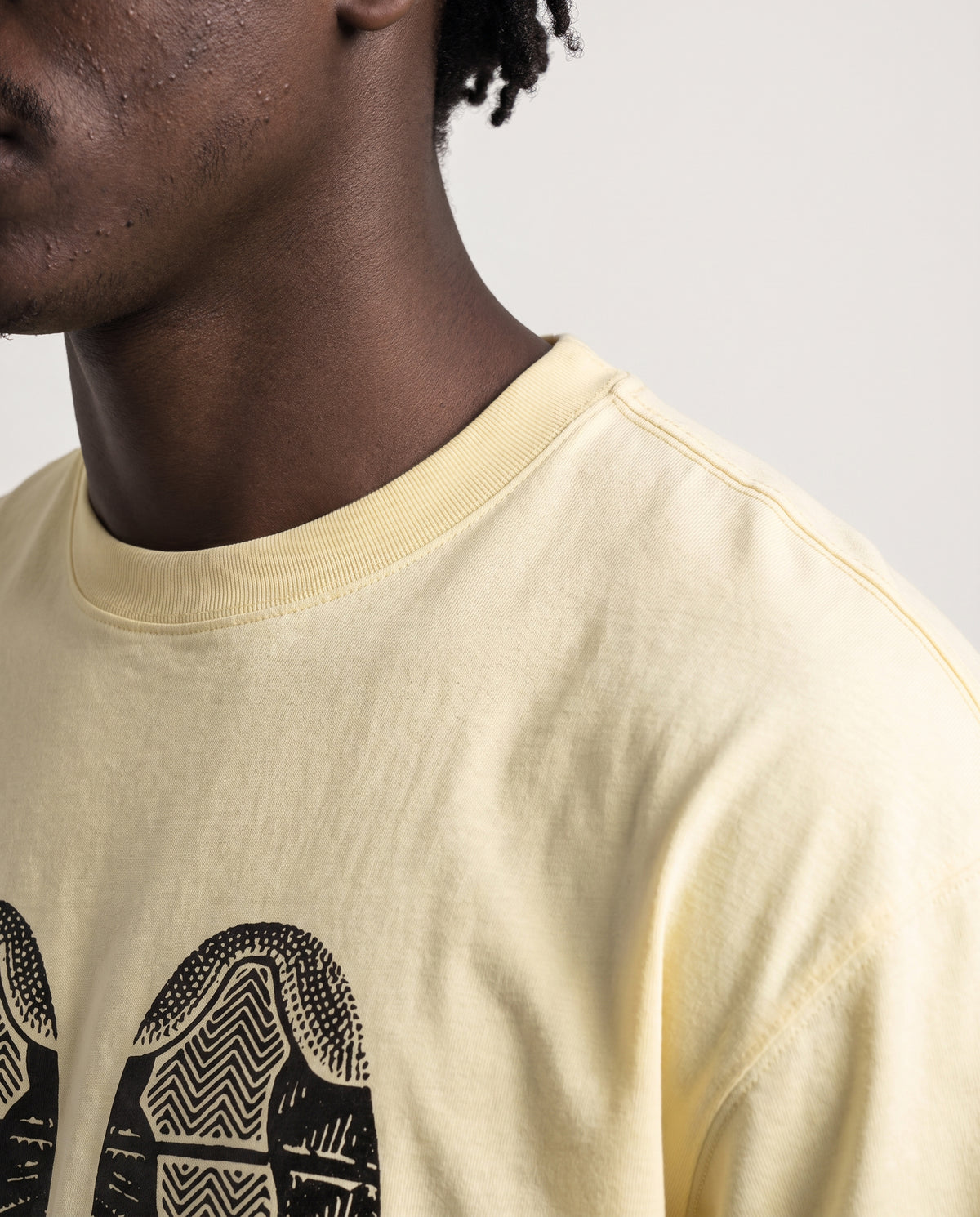 J BALVIN J4 SNEAKER PRINT TEE YELLOW